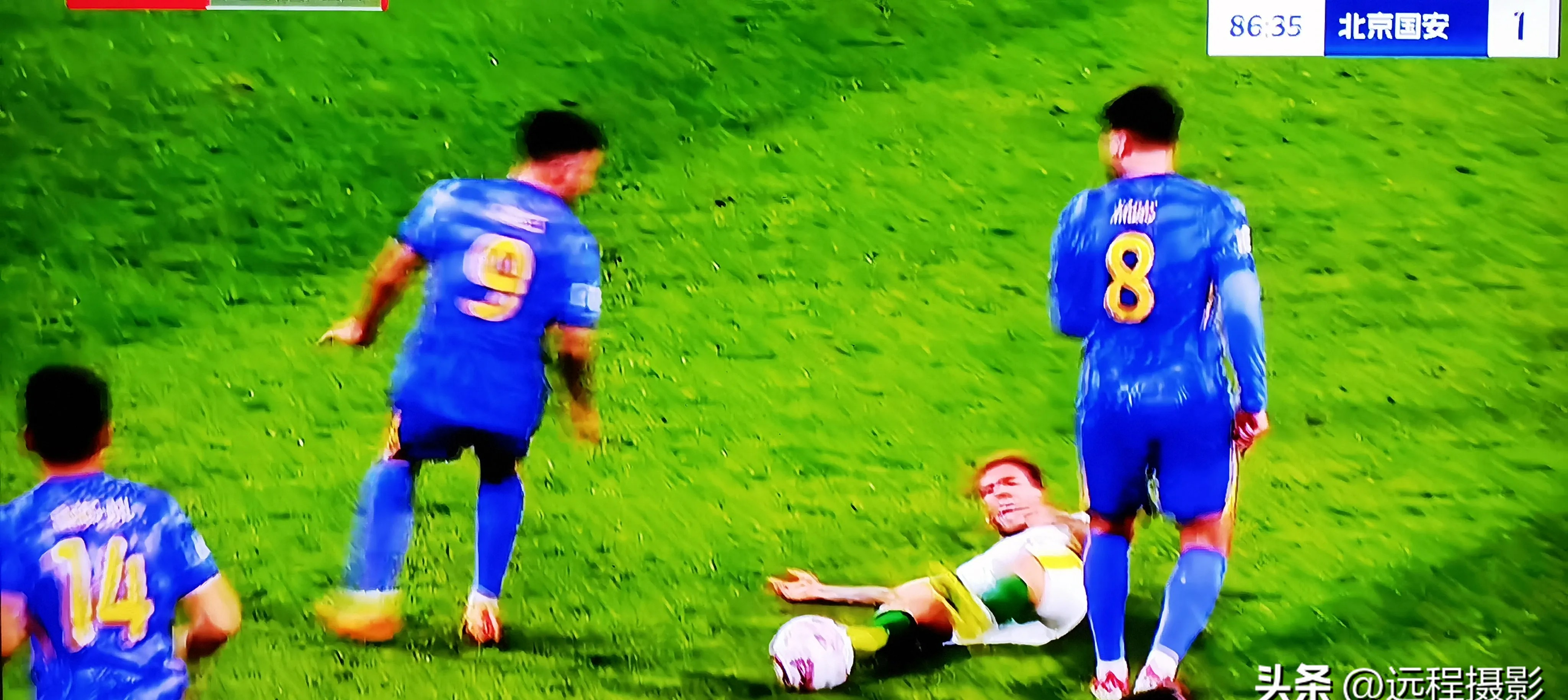 竞争激烈！两支球队在比赛中打平