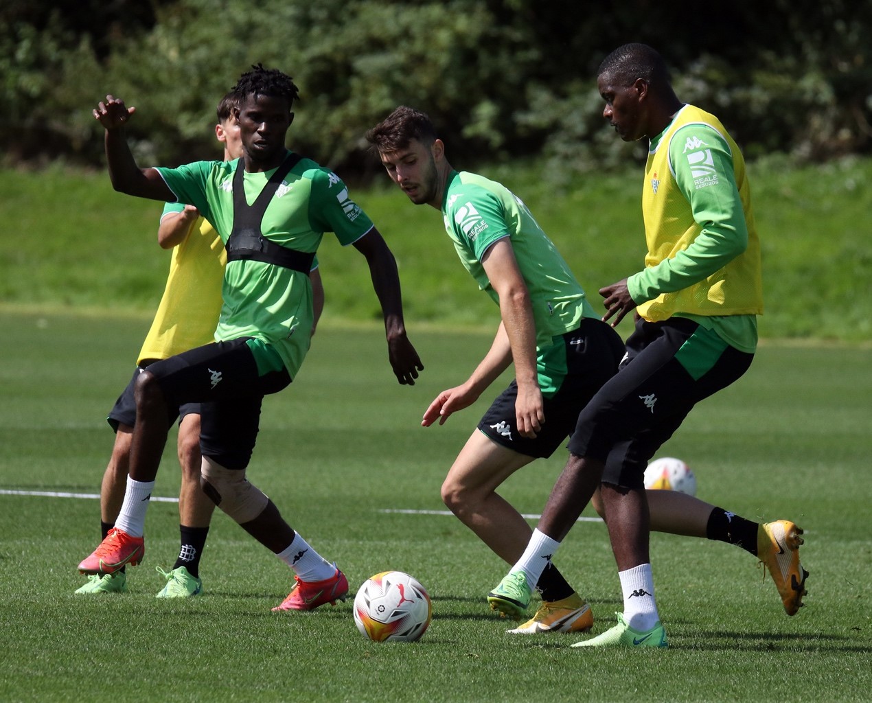 包含沃尔夫斯堡全力备战，全队士气高昂备战的词条