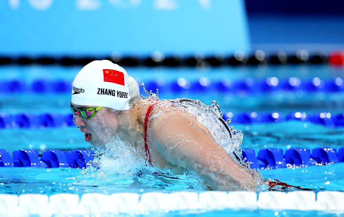 中国游泳选手夺冠，创造国家新纪录
