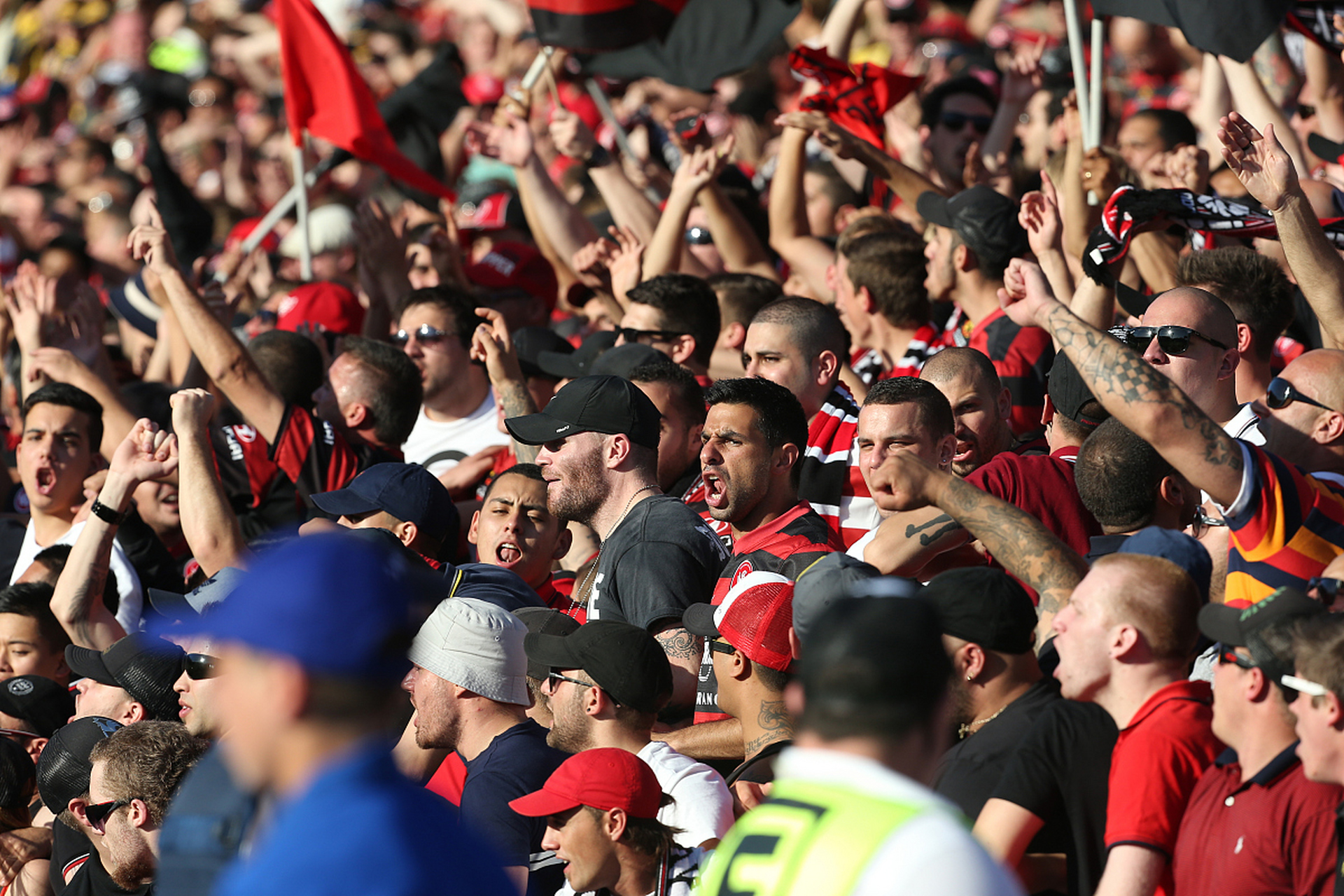 曼联主场喜迎胜利，球迷沸腾庆祝