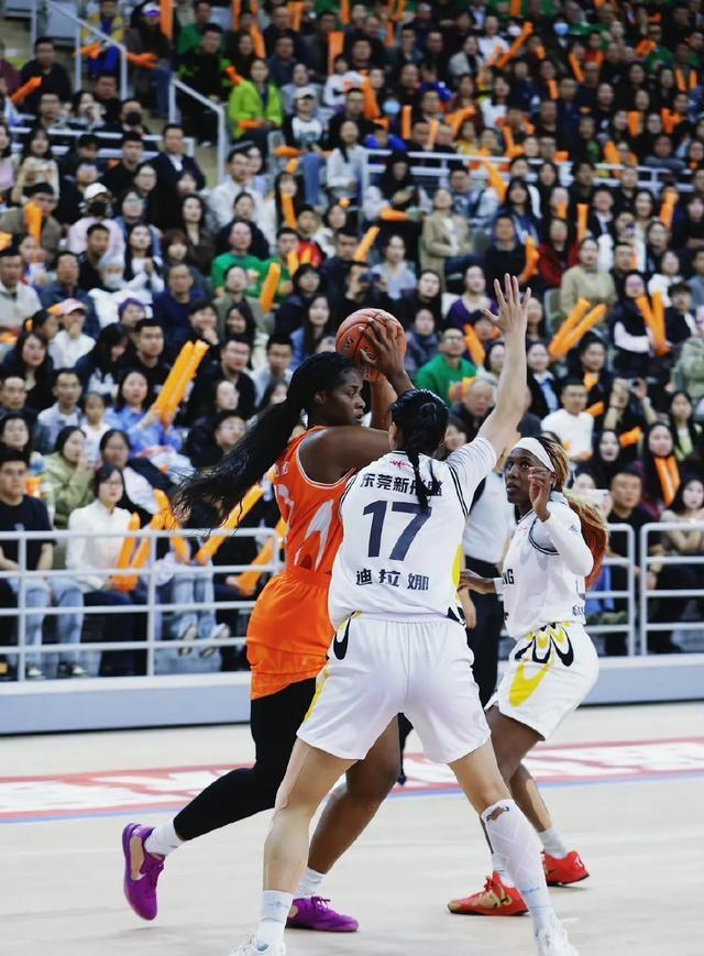 女子篮球选手助球队逆转，引爆赛场