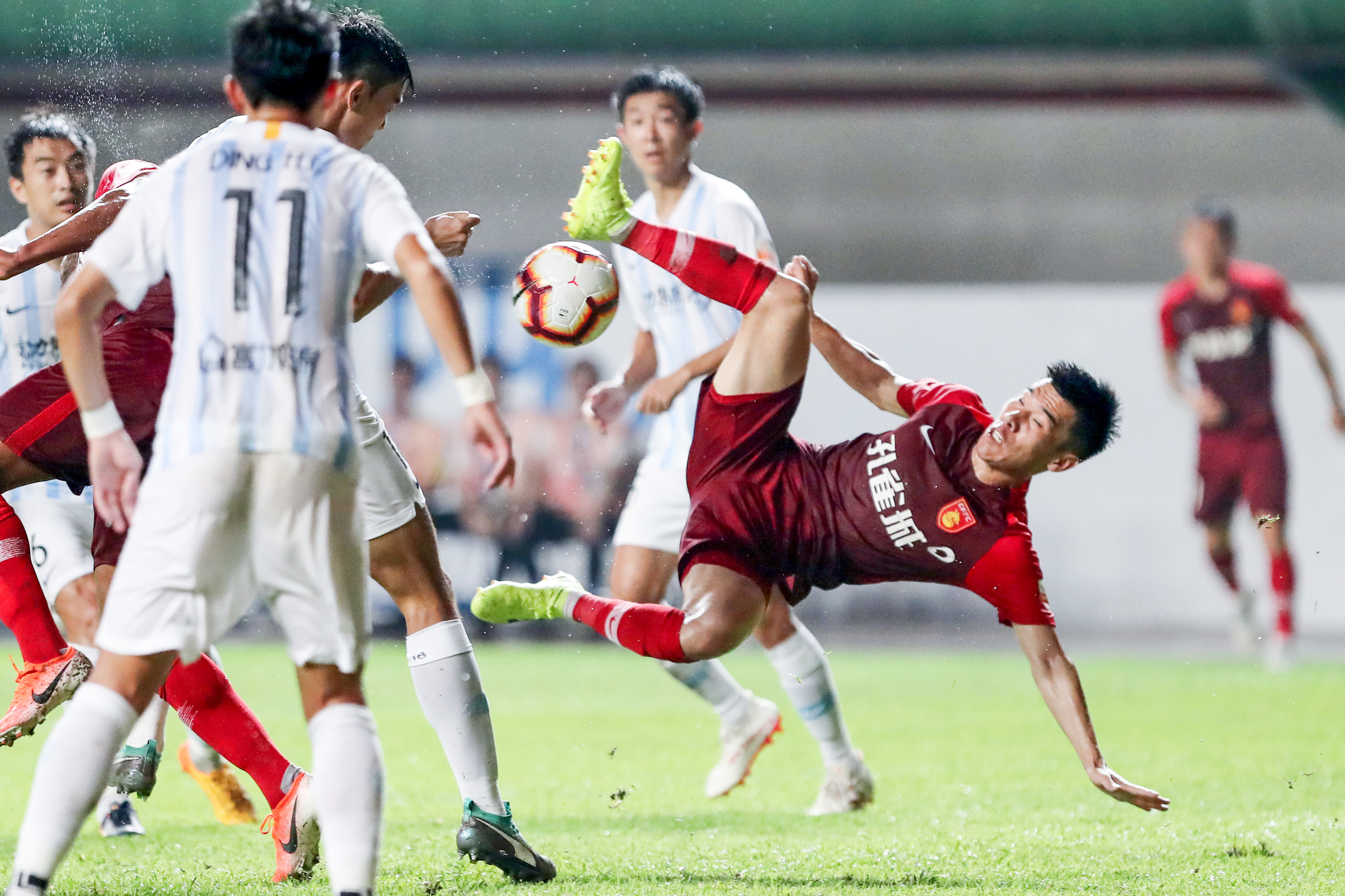 包含富力主场击败华夏幸福，保级形势稍有缓解的词条