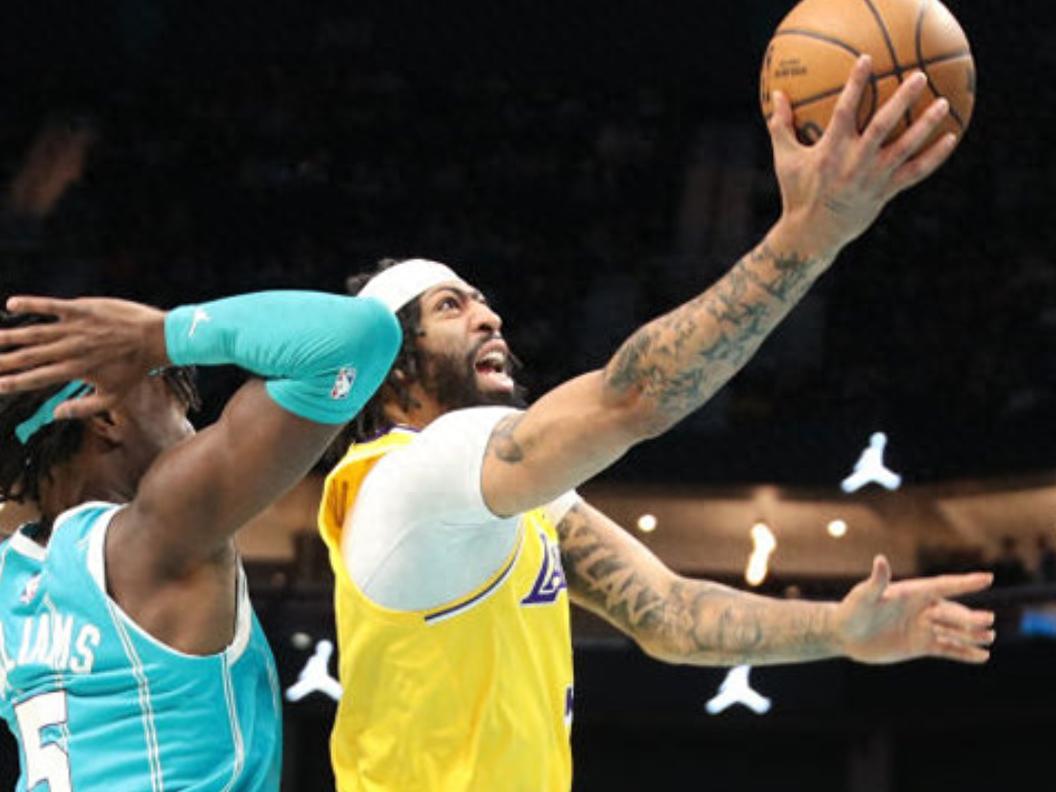 湖人客场逆转黄蜂，继续保持不败